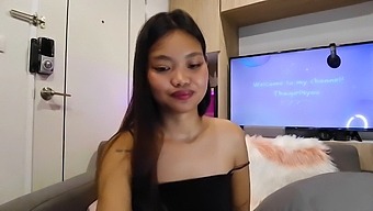 Abby2634 Reveals Her Soaking Wet Pussy On Webcam